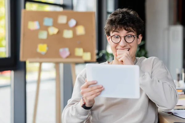 Emocionado Hombre Negocios Mirando Tableta Digital Oficina — Foto de Stock