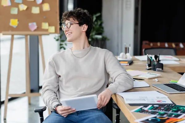 Sonriente Persona Transgénero Sosteniendo Tableta Digital Cerca Papeles Con Gráficos — Foto de Stock