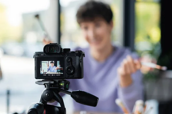 Fotocamera Digitale Vicino Offuscata Transgender Persona Con Pennelli Cosmetici Studio — Foto Stock