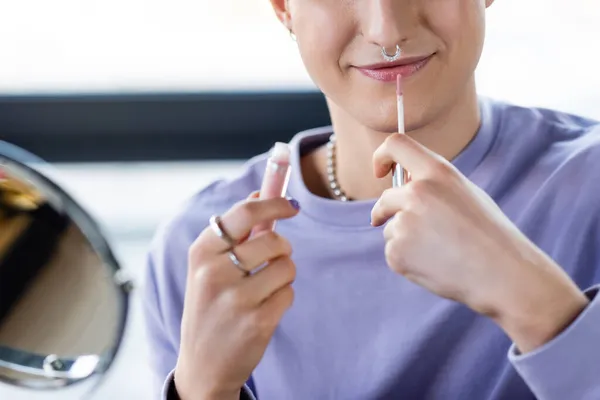 Vista Recortada Una Persona Transgénero Sosteniendo Bálsamo Labial Cerca Espejo — Foto de Stock