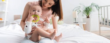 Mutlu anne, çıngıraklı yılan ısıran küçük çocuğun yanında, afiş