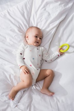 Romper 'da elinde çıngıraklı oyuncakla kameraya bakarken ki en iyi görüntü.