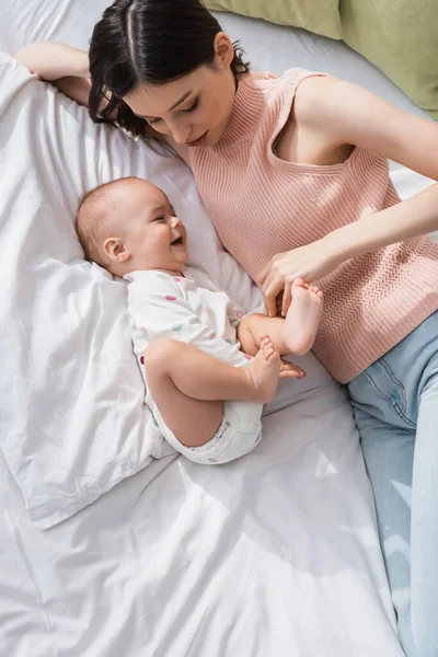 Vista Superior Mujer Morena Acostada Cama Cerca Del Pequeño Hijo —  Fotos de Stock