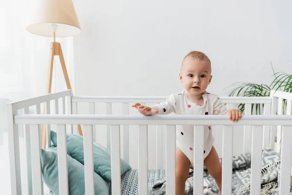 Balita Anak Laki Laki Melihat Kamera Saat Berdiri Tempat Tidur — Stok Foto