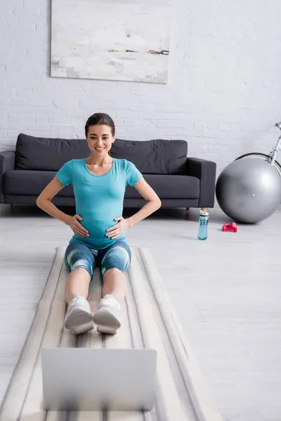 Smiling Pregnant Woman Sportswear Exercising Laptop Living Room — Stock Photo, Image
