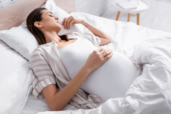 Visão Alto Ângulo Mulher Grávida Dormindo Cama — Fotografia de Stock