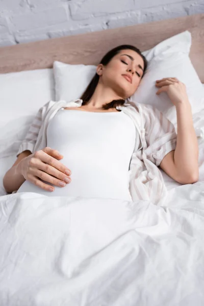 Jovem Grávida Pijama Dormindo Cama — Fotografia de Stock