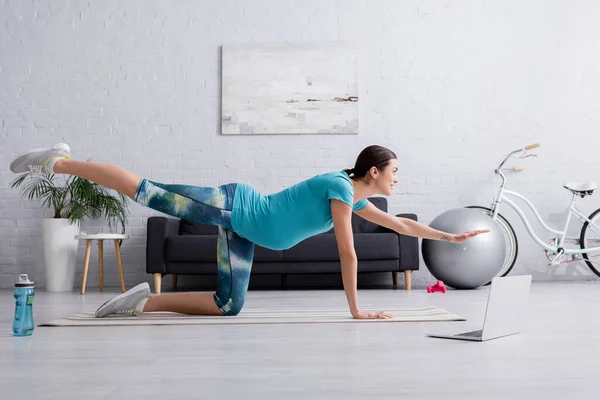 Side View Cheerful Pregnant Woman Sportswear Working Out Laptop Fitness — Stock Photo, Image