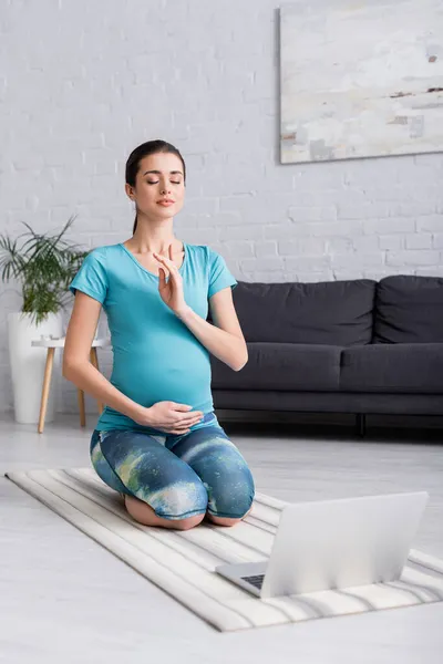 Jovem Grávida Com Olhos Fechados Meditando Sala Estar — Fotografia de Stock