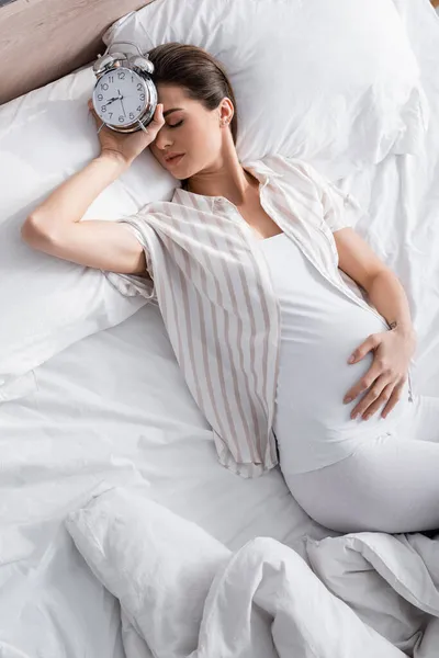 Θέα Υψηλής Γωνίας Της Εγκύου Γυναίκα Κοιμάται Ξυπνητήρι — Φωτογραφία Αρχείου