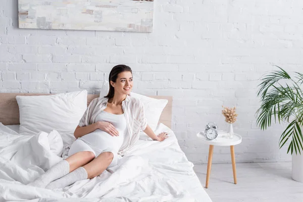 Mujer Embarazada Sonriente Mirando Hacia Otro Lado Dormitorio — Foto de Stock