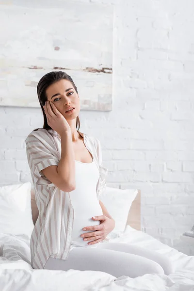 Vermoeide Zwangere Vrouw Aanraken Buik Slaapkamer — Stockfoto