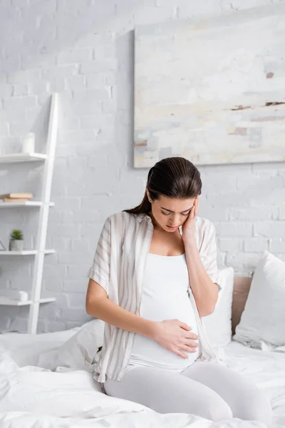 Mujer Embarazada Agotada Mirando Vientre Dormitorio —  Fotos de Stock