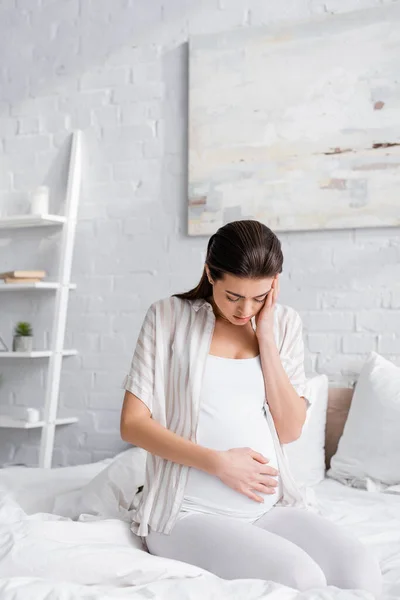 Utmattad Gravid Kvinna Tittar Magen Sovrummet — Stockfoto