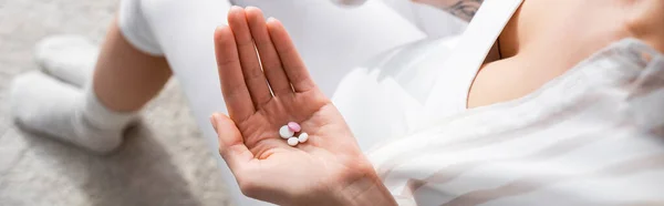 Abgeschnittene Ansicht Einer Tätowierten Schwangeren Mit Tabletten Banner — Stockfoto