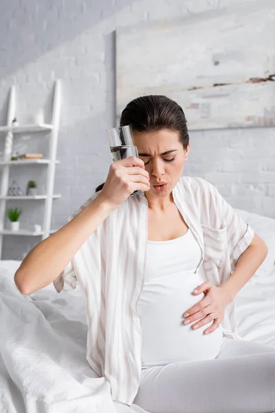 Ung Gravid Kvinna Känsla Kramp Och Hålla Glas Vatten — Stockfoto