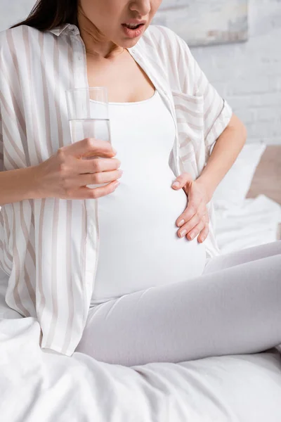 Beskärd Utsikt Över Gravida Kvinna Känsla Kramp Medan Håller Glas — Stockfoto