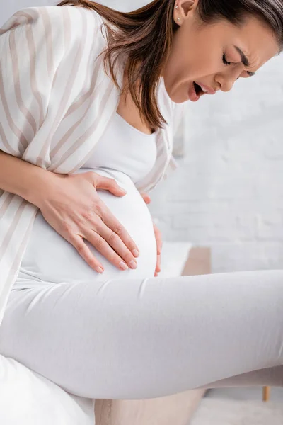 Jonge Zwangere Vrouw Met Gesloten Ogen Die Lijden Aan Kramp — Stockfoto