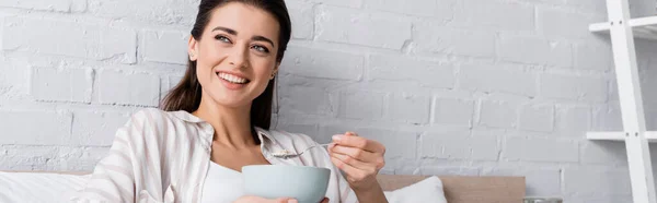 Wanita Bahagia Memegang Mangkuk Dengan Oatmeal Spanduk — Stok Foto
