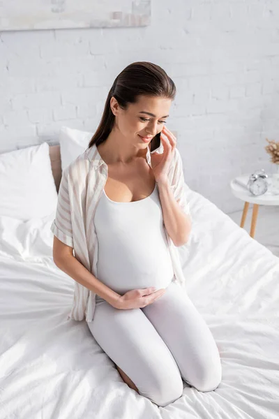 Mujer Embarazada Feliz Hablando Teléfono Inteligente Dormitorio —  Fotos de Stock