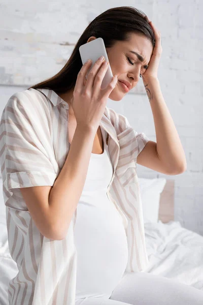 Upprörd Gravid Kvinna Talar Smartphone Sovrummet — Stockfoto