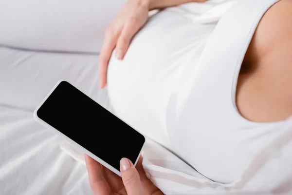 Vista Ritagliata Donna Incinta Con Smartphone Con Schermo Vuoto — Foto Stock