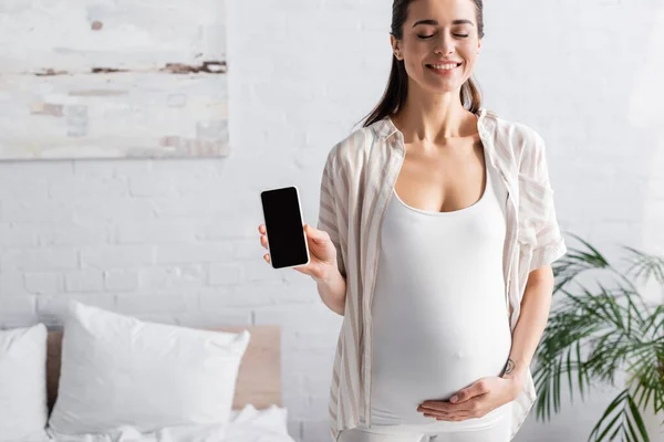 Ευχαριστημένη Και Έγκυος Γυναίκα Κρατώντας Smartphone Κενή Οθόνη — Φωτογραφία Αρχείου