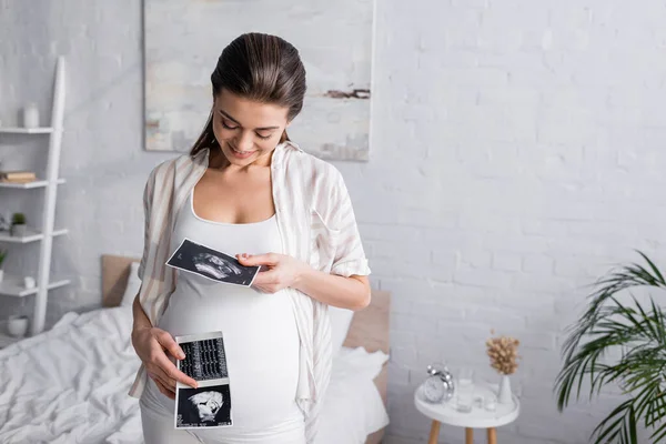 Femme Enceinte Heureuse Tenant Des Échographies — Photo