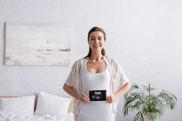 Улыбающаяся Беременная Женщина Ультразвуковым Сканированием Спальне — стоковое фото