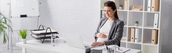 Happy Pregnant Businesswoman Looking Laptop Office Banner — Stock Photo, Image