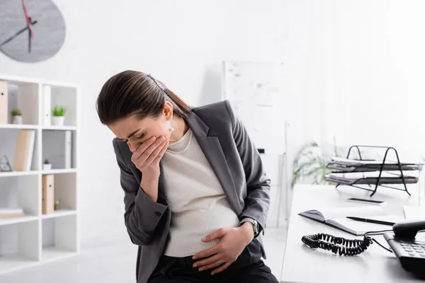 Pregnant Businesswoman Feeling Nausea Covering Mouth — Stock Photo, Image