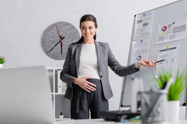 Cheerful Pregnant Businesswoman Pointing Flip Chart Online Conference — Stock Photo, Image