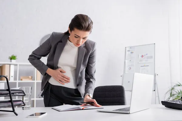 Pregnant Businesswoman Writing Notebook Gadgets Table — Stock Photo, Image