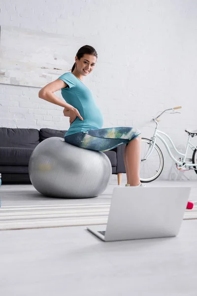 Mujer Embarazada Positiva Ropa Deportiva Ejercitando Pelota Fitness Mirando Computadora — Foto de Stock