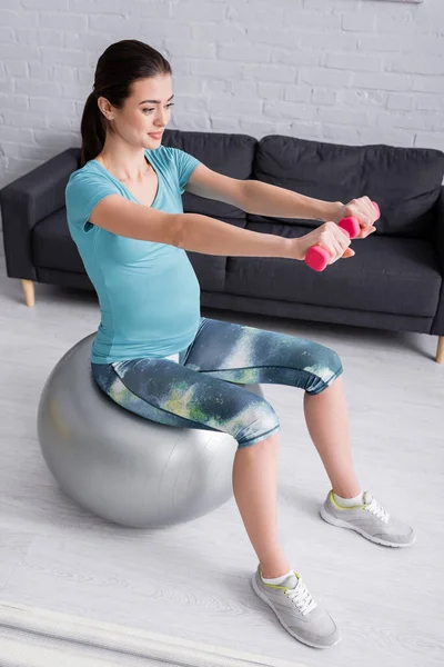 Sonriente Mujer Embarazada Haciendo Ejercicio Pelota Fitness Con Mancuernas Color —  Fotos de Stock