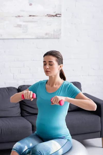 Deportista Embarazada Haciendo Ejercicio Pelota Fitness Con Pesas Color Rosa —  Fotos de Stock