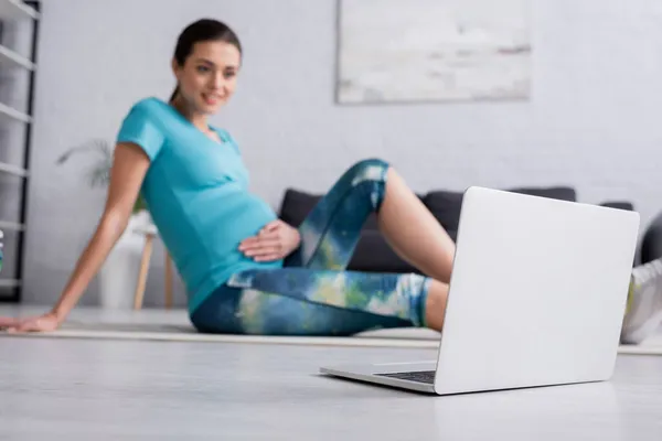 Vrolijke Zwangere Vrouw Sportkleding Zittend Fitness Mat Buurt Van Laptop — Stockfoto