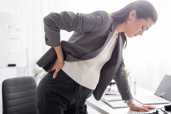 Mulher Negócios Grávida Que Sofre Dor Inclinação Mesa Escritório — Fotografia de Stock