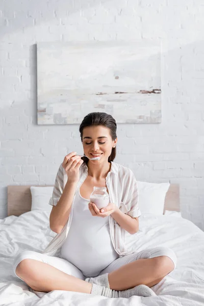 Nöjd Ung Gravid Kvinna Som Håller Glasburk Med Yoghurt Medan — Stockfoto