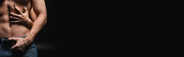 Обрезанный Вид Женщины Царапающей Грудь Мускулистого Бойфренда Черном Баннер — стоковое фото