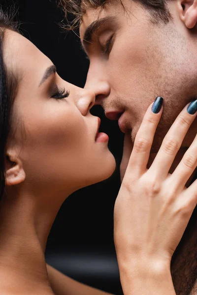 Samping Tampilan Pasangan Seksi Dengan Mata Tertutup Mencium Hitam — Stok Foto
