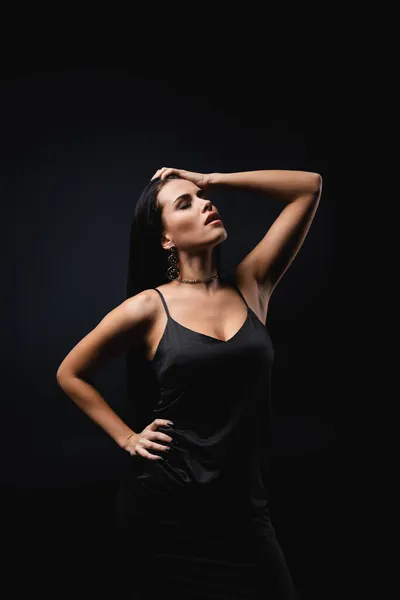 Jovem Morena Vestido Deslizante Posando Com Mão Quadril Isolado Preto — Fotografia de Stock