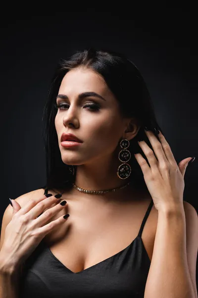 Bonita Mujer Joven Accesorios Ajuste Pelo Aislado Negro — Foto de Stock