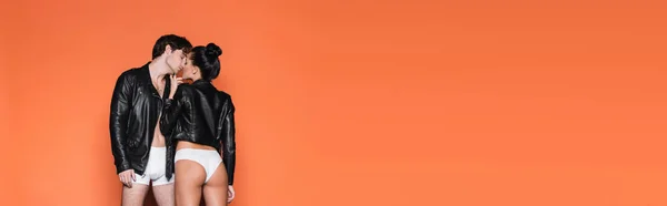 Sexy Paar Wit Ondergoed Lederen Jassen Staan Geïsoleerd Oranje Banner — Stockfoto