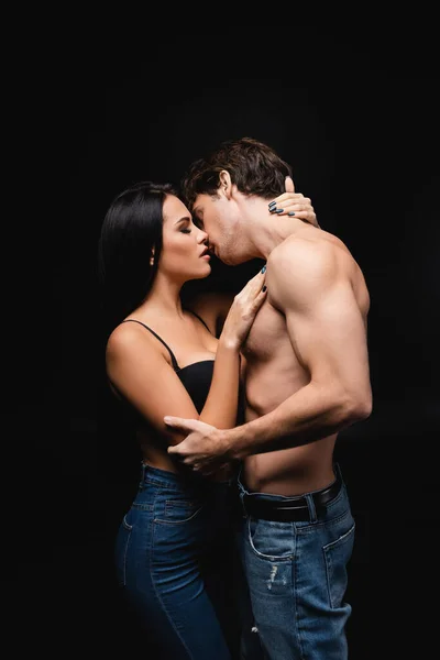 Vista Lateral Sexy Joven Pareja Abrazándose Mientras Besa Aislado Negro —  Fotos de Stock