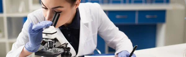 Scientist Holding Pen Using Microscope Lab Banner — Stock Photo, Image