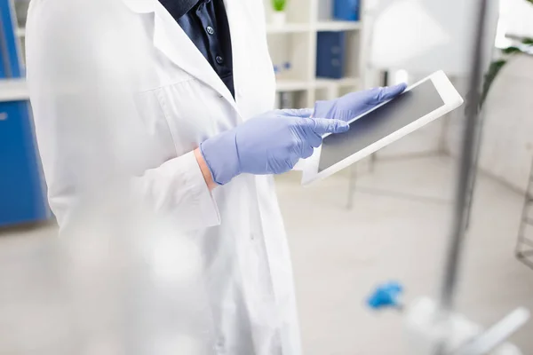 실험실에서 디지털 태블릿을 사용하는 라텍스 장갑을 과학자의 — 스톡 사진