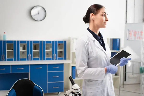 Scientist Holding Digital Tablet Blank Screen Microscope Lab — Stock Photo, Image