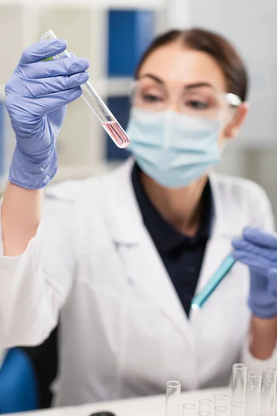 Tıbbi Maskeli Lateks Eldivenli Bulanık Bilim Adamı Laboratuardaki Test Tüpüne — Stok fotoğraf