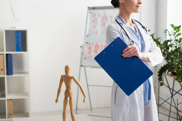 Cropped View Doctor Holding Clipboard Hospital — Stock Photo, Image